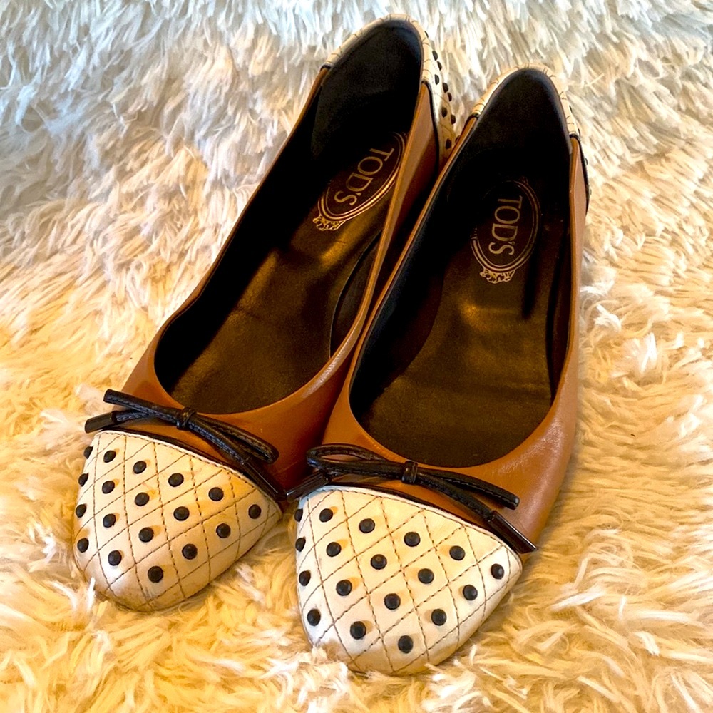 TOD’S Two Toned Polka Dot Studded Ballerina Flats gently used - Picture 4 of 7